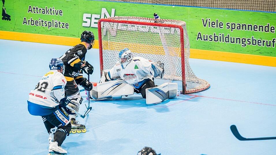 Lennart Pakmor drückt zwölf Sekunden vor dem Ende den Ball zum 7:6 an Marco Feiertag vorbei. Durch die Niederlage rutscht Atting ans Tabellenende. Lennart Pakmor drückt zwölf Sekunden vor dem Ende den Ball zum 7:6 an Marco Feiertag vorbei. Durch die Niederlage rutscht Atting ans Tabellenende.