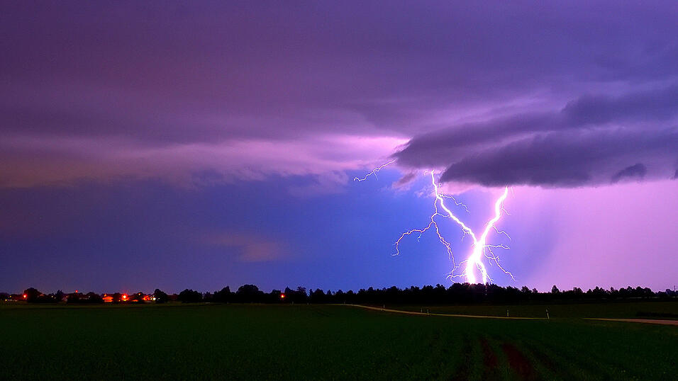 Im Südosten/Amselfing blitzte es am Montagabend kräftig, aufgenommen von der Ödmühle aus. Im Südosten/Amselfing blitzte es am Montagabend kräftig, aufgenommen von der Ödmühle aus.