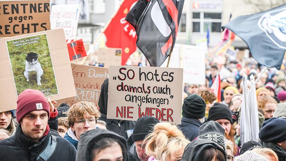 In Ulm gehen Demonstranten für die Demokratie auf die Straße.