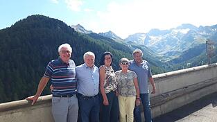 Dritter Bürgermeister Xaver Hagn (2.v.l.) und seine Frau, Stadträtin Mia Hagn (Mitte), reisen gerne mit Freunden - und genießen das italienische Bergpanorama.