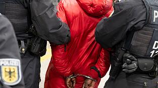 Ziel ist es, Gewaltdelikte zu verhindern, Verdächtige früh zu erkennen und das Sicherheitsgefühl von Reisenden und Bahn-Mitarbeitenden zu stärken. (Archivbild) Ziel ist es, Gewaltdelikte zu verhindern, Verdächtige früh zu erkennen und das Sicherheitsgefühl von Reisenden und Bahn-Mitarbeitenden zu stärken. (Archivbild)