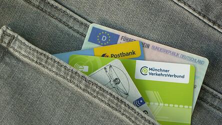 Viele Karten begleiten einen durchs Leben. Seit geraumer Zeit ist auch aus dem F&uuml;hrerschein, dem einstigen &bdquo;Lappen&ldquo;, eine Karte geworden.