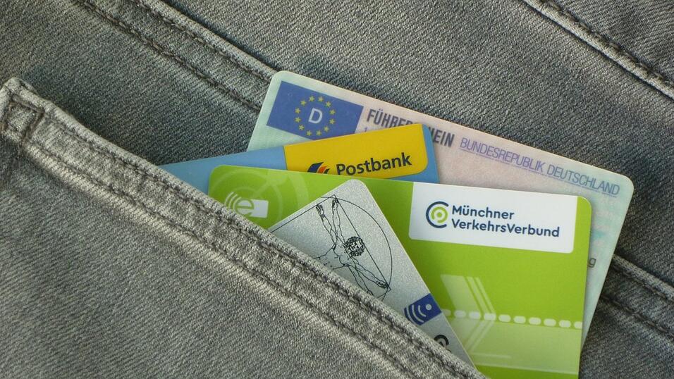 Viele Karten begleiten einen durchs Leben. Seit geraumer Zeit ist auch aus dem F&uuml;hrerschein, dem einstigen &bdquo;Lappen&ldquo;, eine Karte geworden.