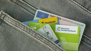 Viele Karten begleiten einen durchs Leben. Seit geraumer Zeit ist auch aus dem F&uuml;hrerschein, dem einstigen &bdquo;Lappen&ldquo;, eine Karte geworden.