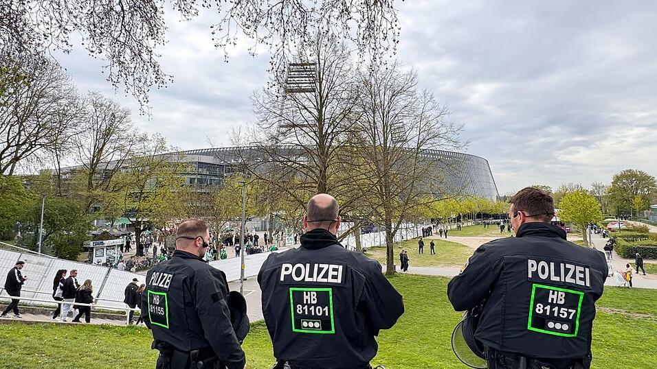 Polizisten beim Nordderby zwischen Werder Bremen und dem Hamburger SV.