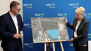 Schwarz-Chef Chrzanowski und Mecklenburg-Vorpommerns Ministerpr&auml;sidentin Schwesig stellen den Plan f&uuml;r das neue Rechenzentrum bei Rostock vor.