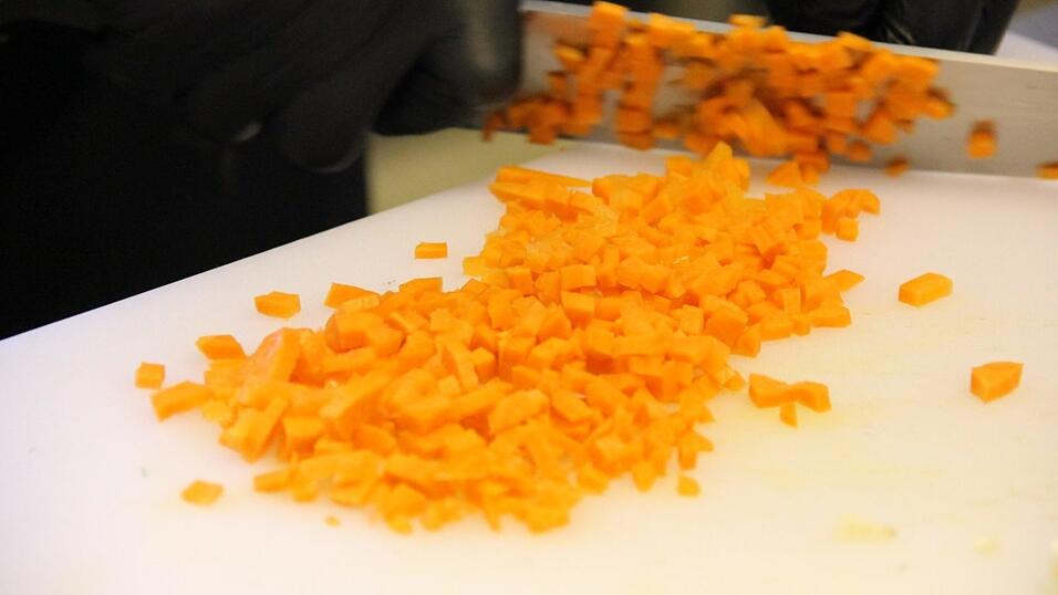 Daniel Siegl vom Siegls in Furth im Wald kocht Rahmsüppchen vom Räucherfisch.