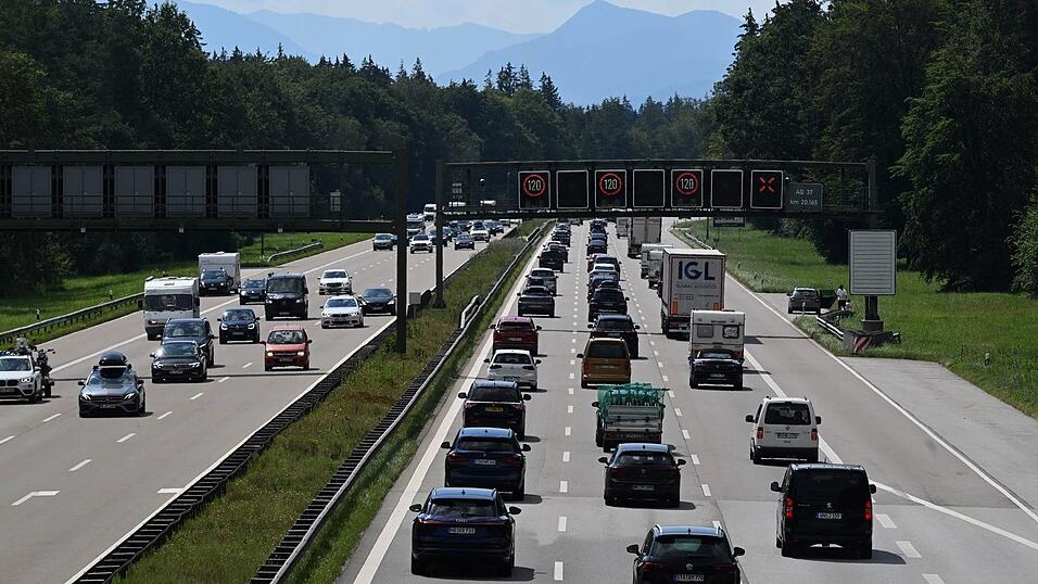 Stau auf der A8 - sie ist eine der staureichsten Autobahnen Deutschlands. (Archivbild) Stau auf der A8 - sie ist eine der staureichsten Autobahnen Deutschlands. (Archivbild)
