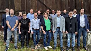 Mit Bürgermeister-Kandidat Gerhard Mühlbauer gehen die Arracher Freien Wähler wiederholt einstimmig in den Wahlkampf.