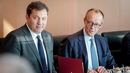 Den großen Wurf gibt es in Deutschland deshalb nicht, weil in der schwarz-roten Koalition die Parteipolitik auf beiden Seiten sinnvolle und notwendige Lösungen verhindert. Das betrifft sowohl die SPD von Vizekanzler Lars Klingbeil (l.) als auch die Unionsparteien von Kanzler Friedrich Merz. Den großen Wurf gibt es in Deutschland deshalb nicht, weil in der schwarz-roten Koalition die Parteipolitik auf beiden Seiten sinnvolle und notwendige Lösungen verhindert. Das betrifft sowohl die SPD von Vizekanzler Lars Klingbeil (l.) als auch die Unionsparteien von Kanzler Friedrich Merz.