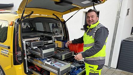 Ein Kofferraum voller Werkzeuge: Maximilian Liebl f&auml;hrt das neueste Modell des Dienstwagens.