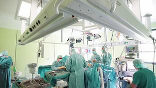 Operation in Bogen (Archivbild): Wie die Zukunft der Klinik aussehen wird, soll sich im Herbst klären. Operation in Bogen (Archivbild): Wie die Zukunft der Klinik aussehen wird, soll sich im Herbst klären.