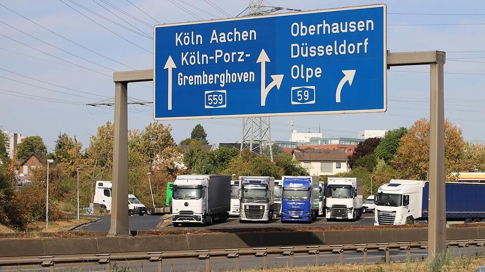 Zur Bewältigung der Folgen des Niedrigwassers heben mehrere Bundesländer das Fahrverbot für bestimmte Lkw an Sonn- und Feiertagen vorübergehend auf. Zur Bewältigung der Folgen des Niedrigwassers heben mehrere Bundesländer das Fahrverbot für bestimmte Lkw an Sonn- und Feiertagen vorübergehend auf.
