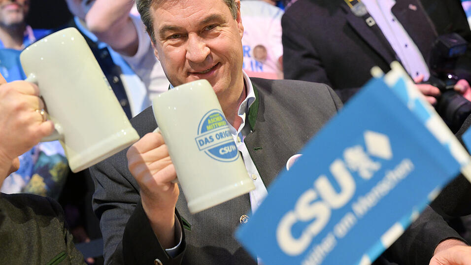 Markus Söder (CSU), Ministerpräsident von Bayern und CSU-Chef, hält zu Beginn des politischen Aschermittwoch der CSU einen Bierkrug in der Hand. Lange wurde der politische Aschermittwoch überwiegend mit der CSU in Verbindung gebracht. Im Laufe der Jahre kopierten sämtliche Parteien das Format.