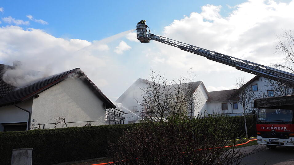 Mit der Drehleiter wurden die Flammen bekämpft. 