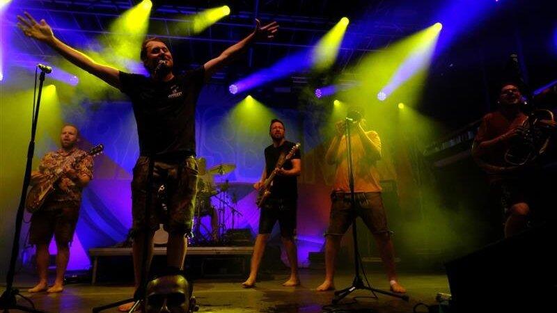 LaBrassBanda begeisterte am Donnerstagabend das Publikum in Straubing.