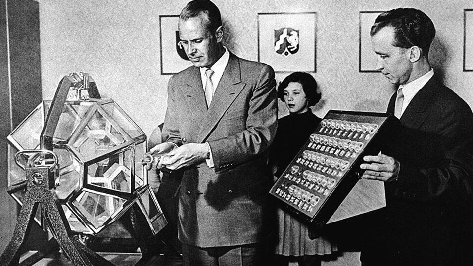 Das Waisenmädchen Elvira Hahn zog die erste Kugel in der Geschichte des erfolgreichen Glücksspiels «6 aus 49» - es war ausgerechnet die 13. (Archivbild) Das Waisenmädchen Elvira Hahn zog die erste Kugel in der Geschichte des erfolgreichen Glücksspiels «6 aus 49» - es war ausgerechnet die 13. (Archivbild)