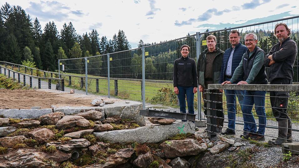 Auf Baustellenbesuch am künftigen Nationalparkzentrum Falkenstein: Nationalparkleiterin Ursula Schuster (v.l.), Prof. Marco Heurich, Bürgermeister Gerd Lorenz, Josef Wanninger, Sachgebietsleiter Servicezentren und Bauwesen, und Reptilienexperte Paul Hien.