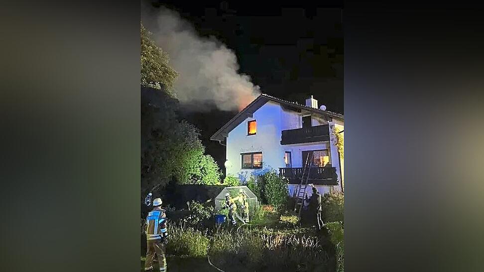 Die Feuerwehr kommt den Bewohnern in Hof zu Hilfe und verhindert Schlimmeres. Die Feuerwehr kommt den Bewohnern in Hof zu Hilfe und verhindert Schlimmeres.