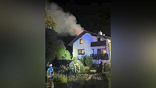 Die Feuerwehr kommt den Bewohnern in Hof zu Hilfe und verhindert Schlimmeres. Die Feuerwehr kommt den Bewohnern in Hof zu Hilfe und verhindert Schlimmeres.