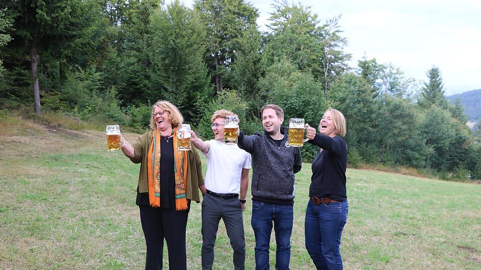 Straubings Stadträtin Gertrud Gruber (v. l.), der stellvertretende Vorsitzende der Niederbayern-SPD, Marvin Kliem, SPD-Generalsekretär Kevin Kühnert und Konzeller Gemeinderätin Nicola Nagels versuchten sich im Maßkrugstemmen - die Tagesaufgabe des Bundestagsabgeordneten. Straubings Stadträtin Gertrud Gruber (v. l.), der stellvertretende Vorsitzende der Niederbayern-SPD, Marvin Kliem, SPD-Generalsekretär Kevin Kühnert und Konzeller Gemeinderätin Nicola Nagels versuchten sich im Maßkrugstemmen - die Tagesaufgabe des Bundestagsabgeordneten.