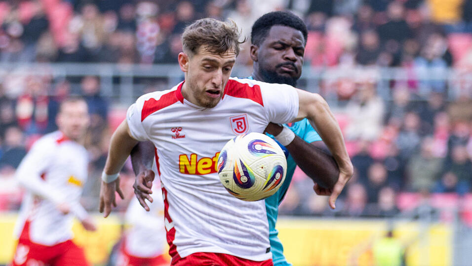 In den vier Drittliga-Partien des Jahres ist den Regensburgern erst ein Treffer gelungen, den Noel Eichinger (v.) gegen Schlusslicht Schweinfurt erzielte. Auch bei der 1:3-Heimniederlage im Hinspiel gegen Essen traf der 24-Jährige, der zuletzt bei der Nullnummer gegen Viktoria Köln aber auch torlos blieb. In den vier Drittliga-Partien des Jahres ist den Regensburgern erst ein Treffer gelungen, den Noel Eichinger (v.) gegen Schlusslicht Schweinfurt erzielte. Auch bei der 1:3-Heimniederlage im Hinspiel gegen Essen traf der 24-Jährige, der zuletzt bei der Nullnummer gegen Viktoria Köln aber auch torlos blieb.