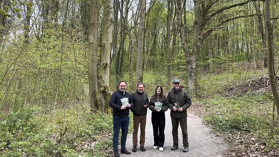 B&uuml;rgermeister Martin Stoiber, Franz Rackl, Katrin Pielmeier und Dr. Hans Schneider (von links) stellen das neue Waldpark-Tierr&auml;tsel vor.