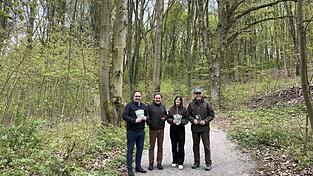 B&uuml;rgermeister Martin Stoiber, Franz Rackl, Katrin Pielmeier und Dr. Hans Schneider (von links) stellen das neue Waldpark-Tierr&auml;tsel vor.