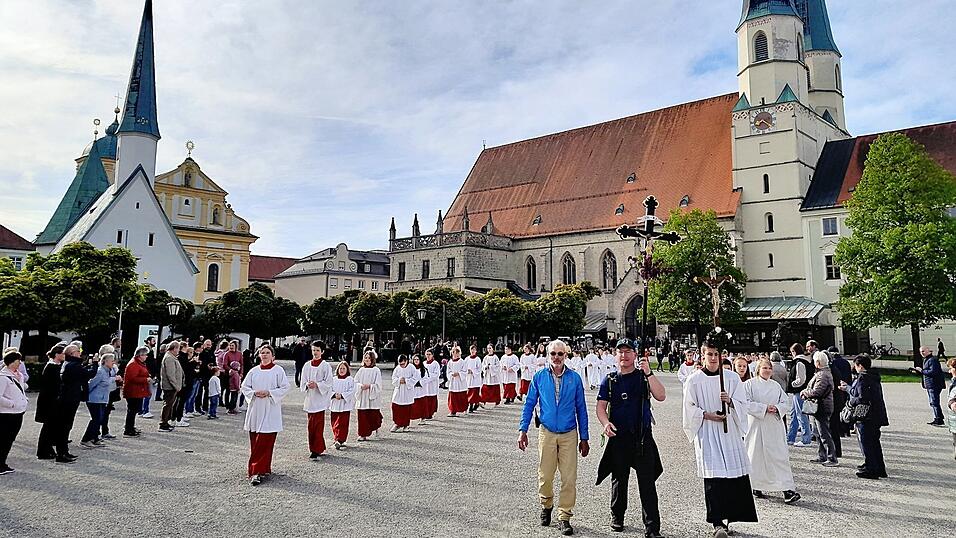 Mit einem Empfangskomitee wurden die Pilger willkommen gehei&szlig;en.