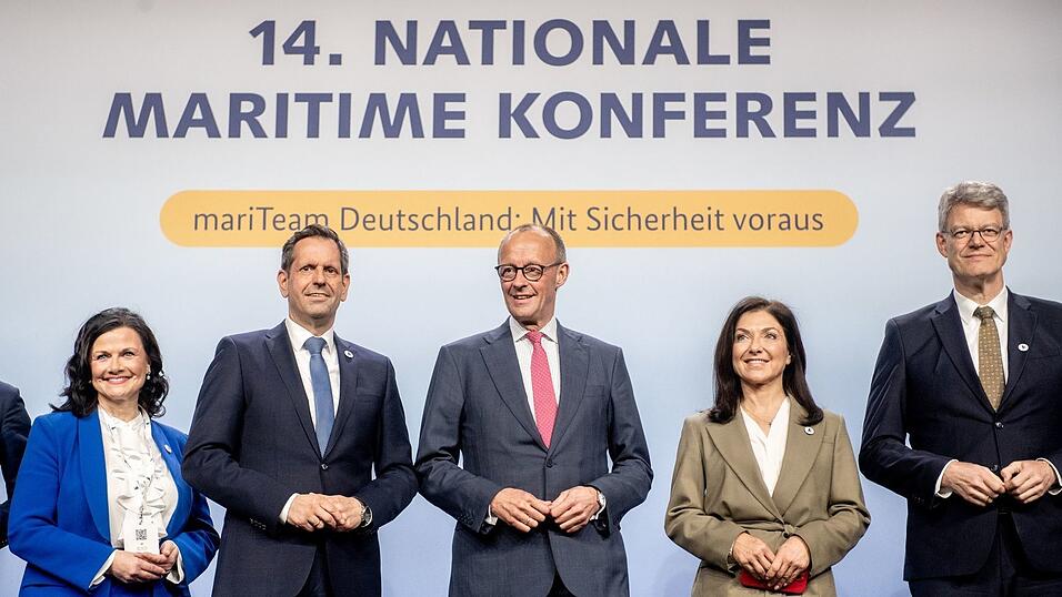 Die Bundesregierung will die maritime Wirtschaft mit einem 15-Punkte-Aktionsplan st&auml;rken.