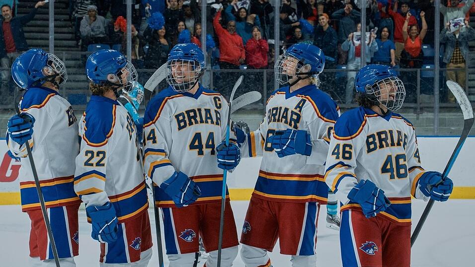 Ein wichtiges Element der Serie &laquo;Off Campus&raquo; ist der Eishockey-Sport der Jungs: Unter anderem Logan (Antonio Cipriano), Garrett (Belmont Cameli), Dean (Stephen Kalyn) und Tucker (Jalen Thomas Brooks) sind in einem Team.
