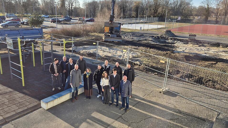 Noch kein Baubeginn, aber die Vorbereitung dazu: Oberb&uuml;rgermeister Markus Pannermayr (vorne links), Turmair-Direktorin Andrea Kammerer (rechts daneben) und Schulausschuss-Vorsitzender Werner Sch&auml;fer (r.) mit Vertretern von Bauverwaltung und Schule vor dem Platz, an dem der Anbau einmal stehen wird.
