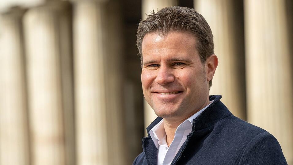 Der frühere Spitzenschiedsrichter Brych rief zum Schutz des Fußballs auf. (Archivbild)