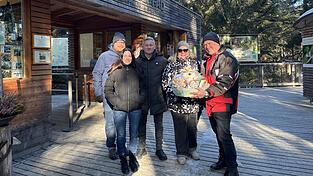 &Uuml;bergabe des Geschenkkorbs an die gl&uuml;cklichen Besucher. Es gratulieren (v.l.) Gregor Wolf, Nationalparkmitarbeiter, Janine Hiksch, Leitung des Baumwipfelpfades Bayerischer Wald, Alfons Schinabeck, B&uuml;rgermeister Neusch&ouml;nau.