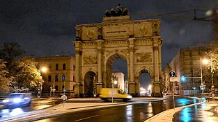 Im Bundestagswahlkampf 2025 machten die Grünen am Münchner Siegestor Werbung für ihren Kanzlerkandidaten Robert Habeck. Die Aktion war von der Stadt nicht genehmigt und hat ein Bußgeld zur Folge. (Archivbild) Im Bundestagswahlkampf 2025 machten die Grünen am Münchner Siegestor Werbung für ihren Kanzlerkandidaten Robert Habeck. Die Aktion war von der Stadt nicht genehmigt und hat ein Bußgeld zur Folge. (Archivbild)