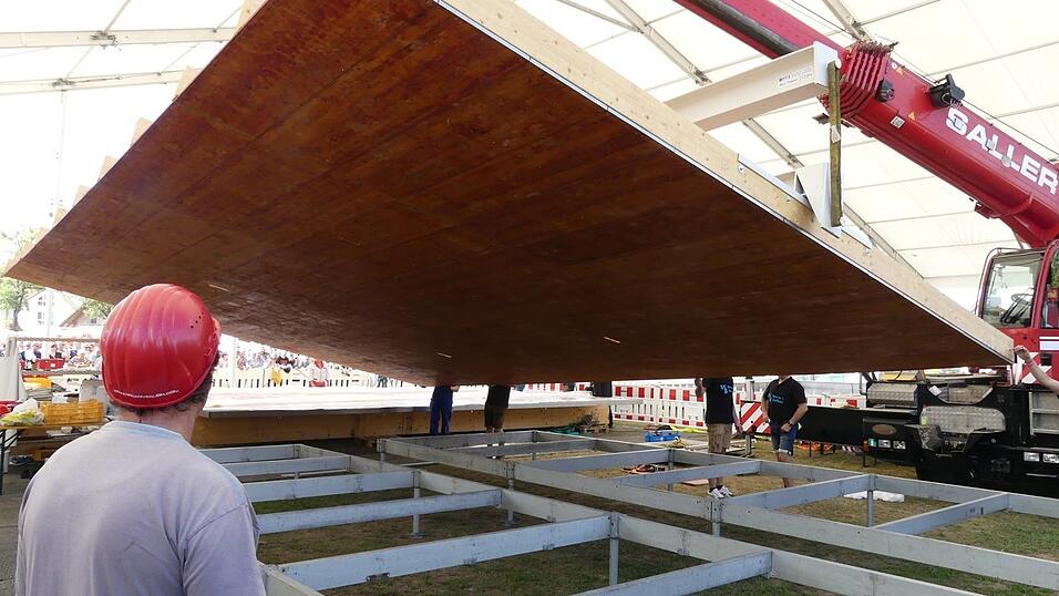 Hunderte freiwillige Helfer haben angepackt und zusammen mit den beiden Initiatoren Werner Biersack und Rudi Dietl das XXL-Schnitzel vorbereitet und gebraten. Das Spektakel vor einem Jahr lockte Tausende Besucher nach Mengkofen.