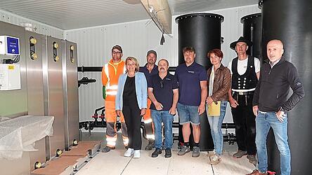 Die Ultrafiltrationsanlage bei der Wasserversorgung Ammerlohe geht demn&auml;chst in Betrieb (von links): Dominik Fuchs, Elisabeth Kerscher, Tino Biederer, Stephan K&ouml;hler, Wolfgang Augenstein, Bettina Linser, Stefan Haller und Klaus Eschbach.