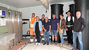 Die Ultrafiltrationsanlage bei der Wasserversorgung Ammerlohe geht demn&auml;chst in Betrieb (von links): Dominik Fuchs, Elisabeth Kerscher, Tino Biederer, Stephan K&ouml;hler, Wolfgang Augenstein, Bettina Linser, Stefan Haller und Klaus Eschbach.