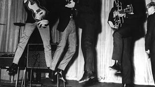 Die Beatles Paul McCartney (v. l.), Ringo Starr, John Lennon und George Harrison bei einem Auftritt im Lyris Theatre in London im Jahr 1962. Zwei Jahre zuvor hatte die Band ihren ersten Auftritt in Hamburg. Damals war Ringo Starr noch nicht dabei, dafür aber Stuart Sutcliffe und Pete Best.