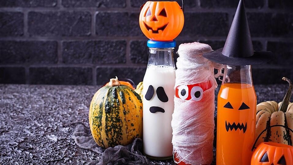 Gebrauchte Glasflaschen können übrigens auch mit wenigen Handgriffen in witzige Halloween-Getränkebehälter verwandelt werden. Etwas Mullbinde, Papier, Schere und Kleber und fertig ist die Geister-, Mumien- oder Hexenflasche. Prost!