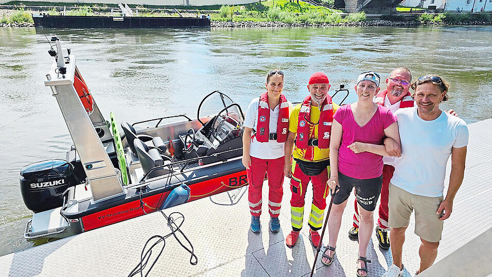 Birgit Gross (v.l.), Rettungsschwimmer Michael Piechottka und der erfahrene Bootsführer Kurt Schmidhuber (alle von der Wasserwacht) ermöglichen zusammen mit Max Rauch von der Inklusionsgruppe des Schwimmvereins Annegret Leibold (2.v.l.) das Erlebnis.