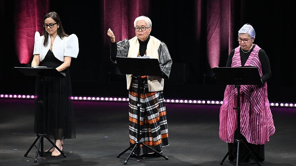 Drei Autorinnen von den Philippinen sind Teil der Eröffnungsfeier. Drei Autorinnen von den Philippinen sind Teil der Eröffnungsfeier.