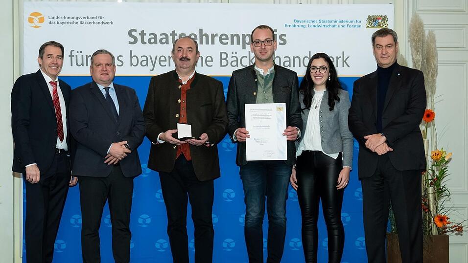 Eine Ehrung vom Ministerpräsidenten: Die Bäckerei-Konditorei Martin Holzapfel gehört zu den 20 besten Bäckereien Bayerns. Eine Ehrung vom Ministerpräsidenten: Die Bäckerei-Konditorei Martin Holzapfel gehört zu den 20 besten Bäckereien Bayerns.