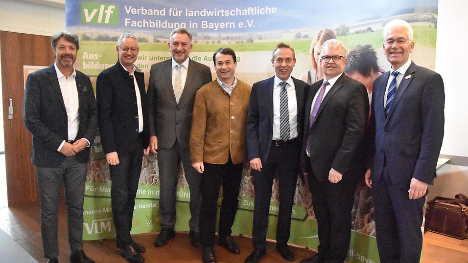 Der Verband für landwirtschaftliche Fachbildung in Bayern (vlf) setzte bei seiner Landestagung auf wissenschaftliche Expertise. Ehrengäste würdigten das Netzwerk und seinen Verdienst um das 'lebenslange Lernen'´ (v.l.): Stephan Sedlmayer (Bayerische Landesanstalt für Landwirtschaft), OB Markus Pannermayr, Günther Felßner (Bayerischer Bauernverband), Josef Ziegler, (Bayerischer Waldbesitzerverband), Hans Koller (Vorsitzender vlf), Hubert Bittlmayer (Amtschef Bayerisches Landwirtschaftsministerium) und Dr. Bernhard Widmann (Technologie- und Förderzentrum). Der Verband für landwirtschaftliche Fachbildung in Bayern (vlf) setzte bei seiner Landestagung auf wissenschaftliche Expertise. Ehrengäste würdigten das Netzwerk und seinen Verdienst um das 'lebenslange Lernen'´ (v.l.): Stephan Sedlmayer (Bayerische Landesanstalt für Landwirtschaft), OB Markus Pannermayr, Günther Felßner (Bayerischer Bauernverband), Josef Ziegler, (Bayerischer Waldbesitzerverband), Hans Koller (Vorsitzender vlf), Hubert Bittlmayer (Amtschef Bayerisches Landwirtschaftsministerium) und Dr. Bernhard Widmann (Technologie- und Förderzentrum).
