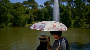 Trotz der Hitze mit Temperaturen von bis zu 39 Grad zog es viele Madrilenen und Touristen auf die Straßen der Hauptstadt.