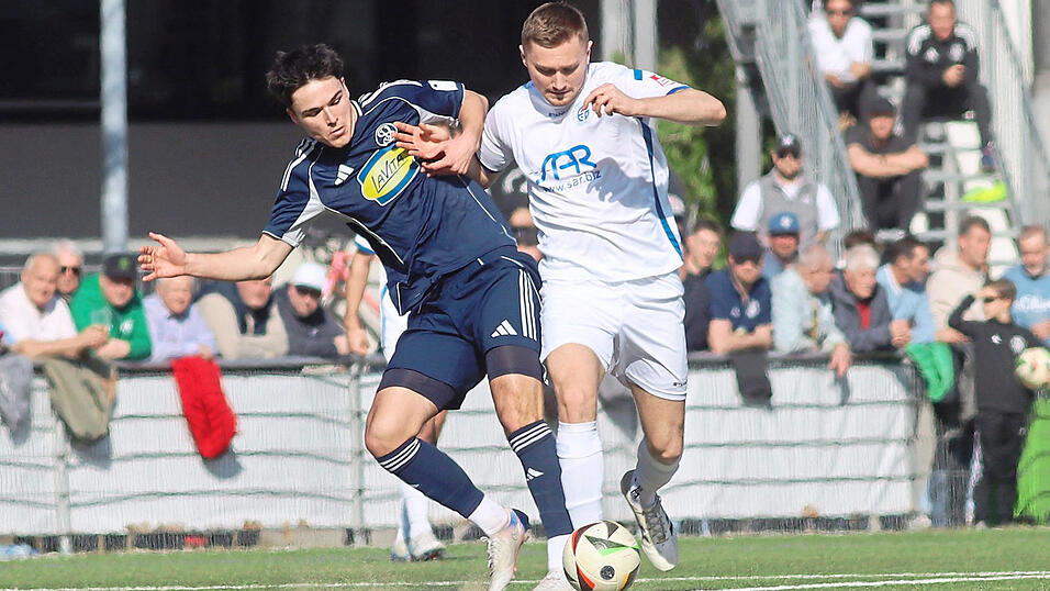 Nicht ins Straucheln geraten: Die favorisierte &bdquo;Spiele&ldquo; um das junge Mittelfeldtalent Moritz Sossau (links) will sich auch im Heimduell gegen Kellerkind TB 03 Roding keine Bl&ouml;&szlig;e geben und den n&auml;chsten Schritt Richtung Bayernliga-Aufstieg machen.