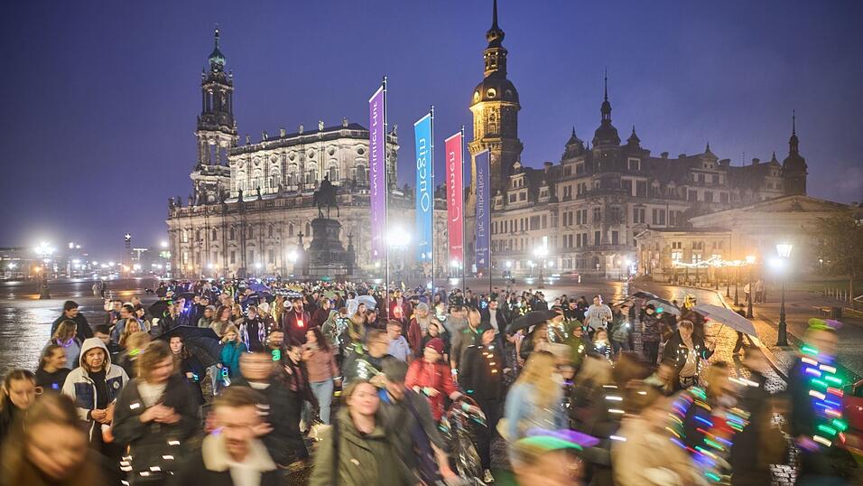 Teilnehmer des Spazierclubs laufen am Abend durch Dresden. Teilnehmer des Spazierclubs laufen am Abend durch Dresden.