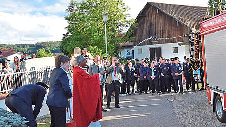 Segnung des neuen Einsatzfahrzeuges der Feuerwehr durch Pfarrer John Joseph.