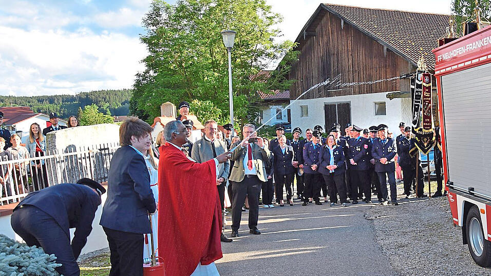 Segnung des neuen Einsatzfahrzeuges der Feuerwehr durch Pfarrer John Joseph.