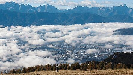 Die Gerlitzen ist einer der Hausberge der Villacher. Unter den Wolken eröffnet sich der Blick auf Kärntens zweitgrößte Stadt.